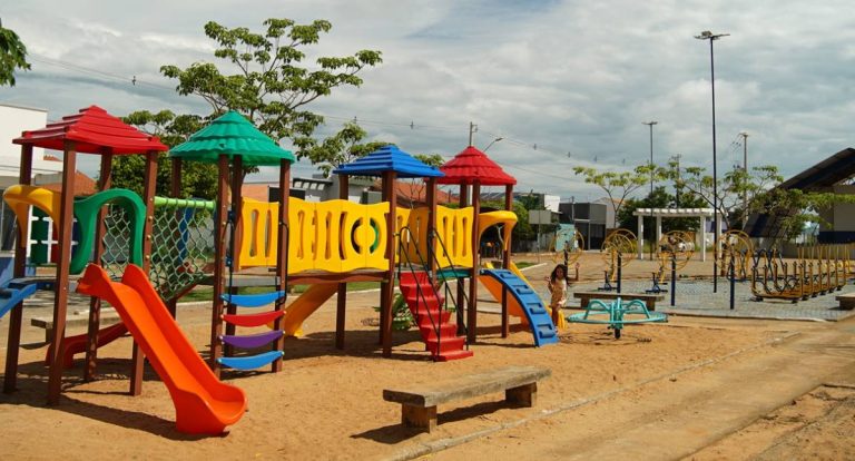 Prefeitura de Jaru instala novos playgrounds em todas as praças do município e no distrito de Tarilândia
