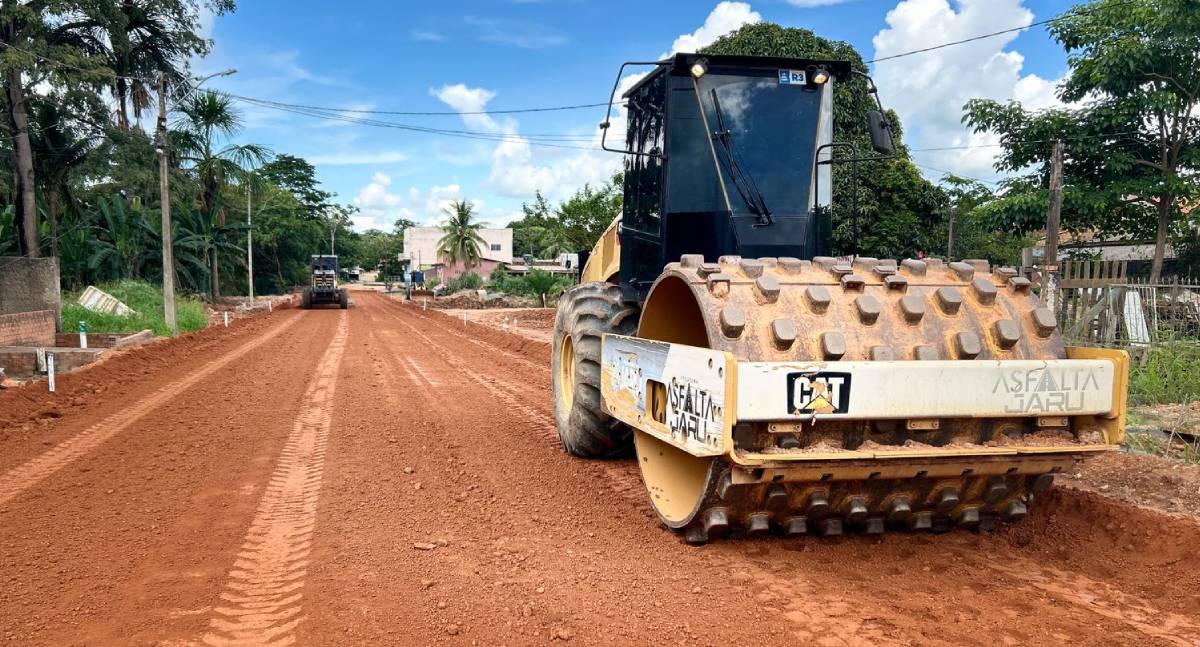 Prefeitura de Jaru realiza terraplanagem na Rua Minas Gerais no setor 05; via também receberá asfalto novo