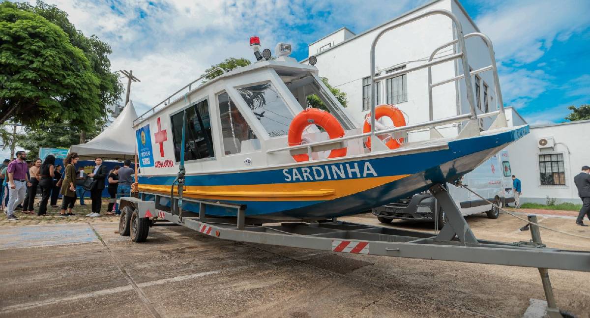 Prefeitura de Porto Velho reforça rede de saúde com entrega de ambulancha e desfibriladores.