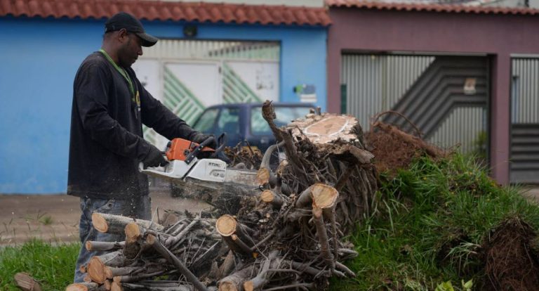 Prefeitura intensifica ações para o inverno amazônico e realiza limpeza e desobstrução na avenida Guaporé