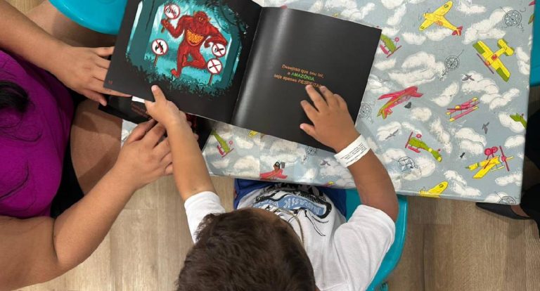 Prefeitura leva livro “Mapinguari” a crianças em tratamento e reforça educação ambiental.