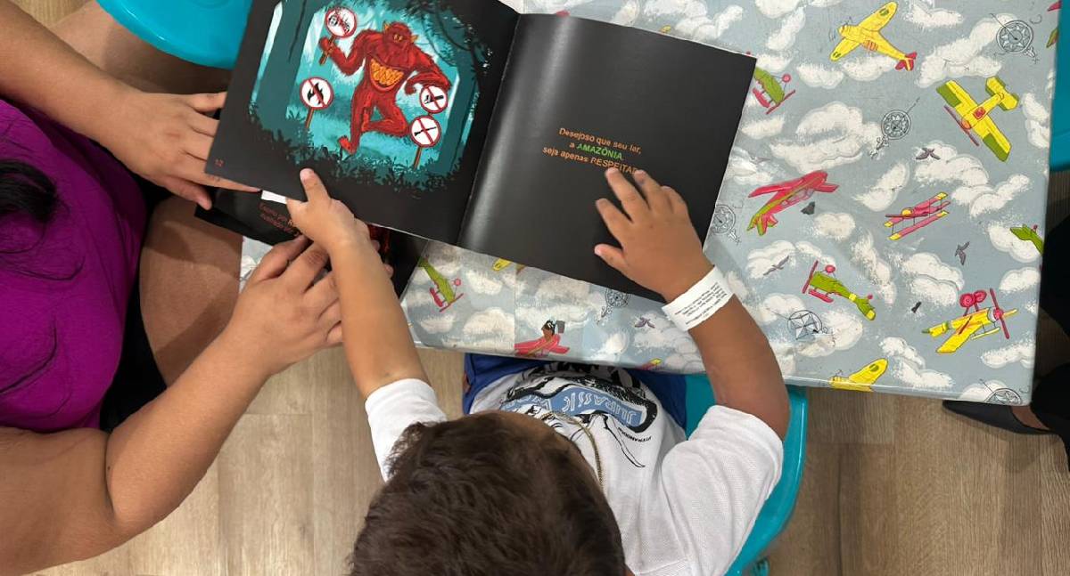 Prefeitura leva livro “Mapinguari” a crianças em tratamento e reforça educação ambiental.