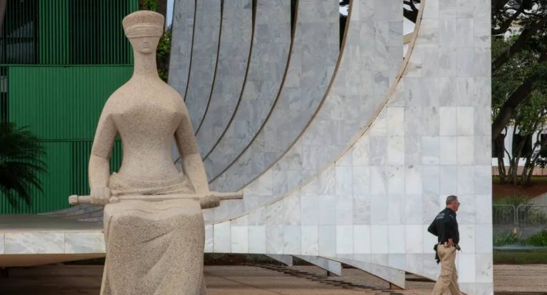 Primeira Turma do STF forma maioria para manter prisão de Bolsonaro