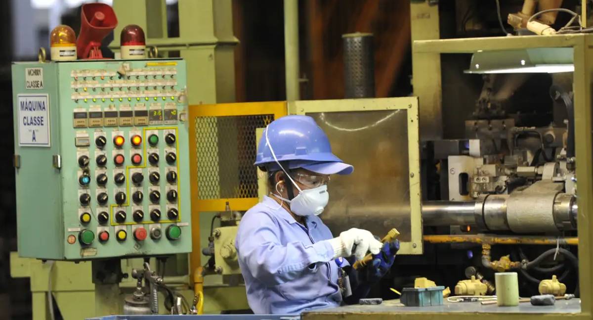 Produção industrial recua 0,4% em setembro, mostra IBGE