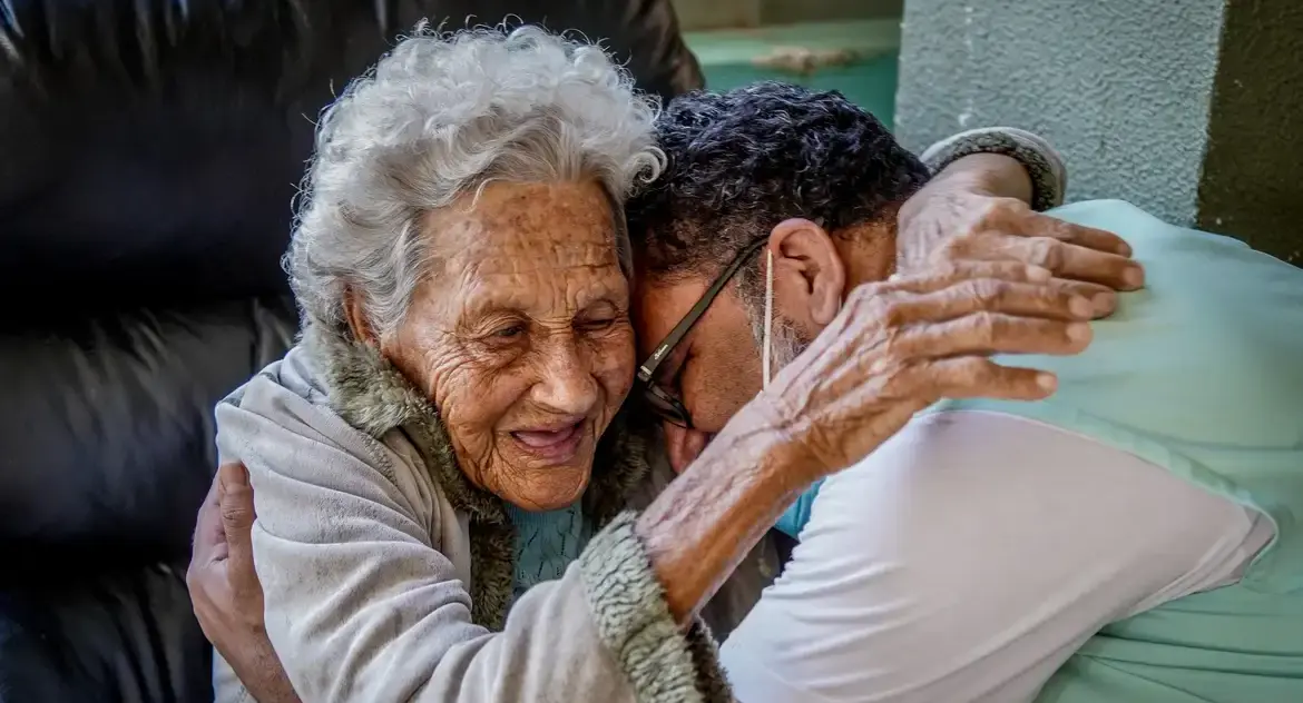 Redação do Enem 2025 destaca desafios e perspectivas sobre o envelhecimento no Brasil