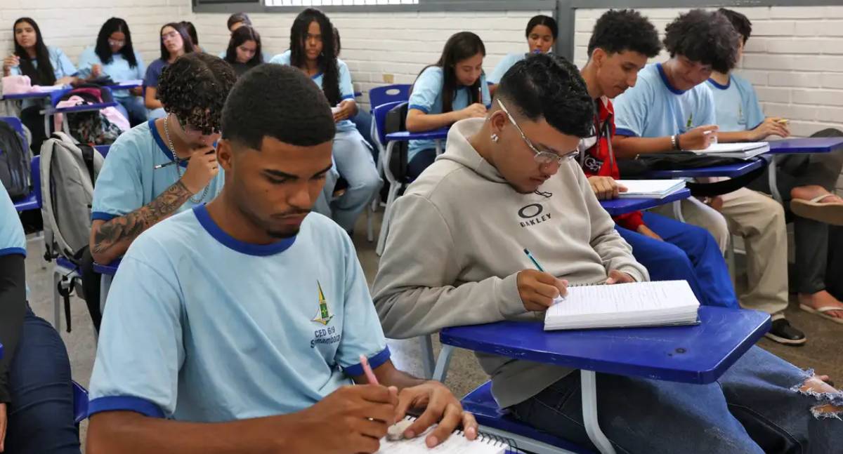 Renda e raça impedem conclusão do Ensino Médio no país