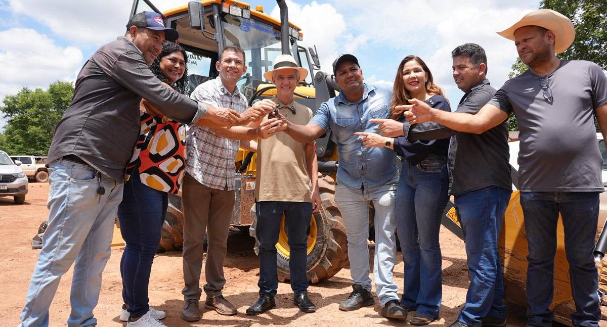 Retroescavadeira entregue pelo senador Bagattoli fortalece pequenos produtores do setor chacareiro de Porto Velho