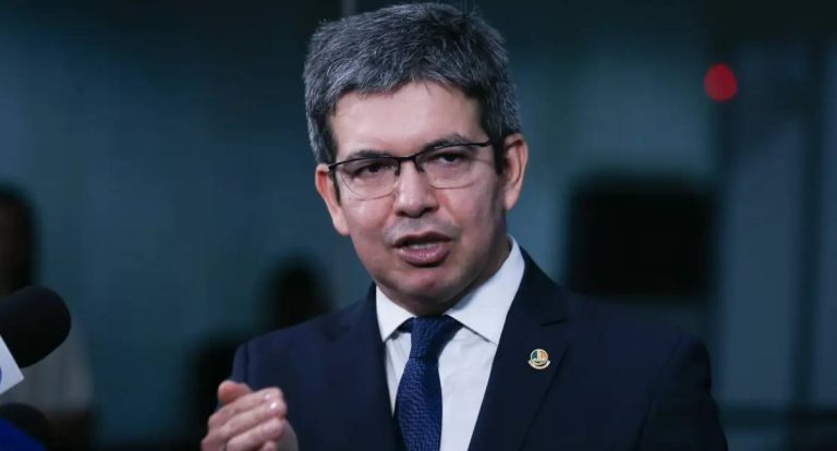 Rotular facções como terroristas não combate crime, diz Randolfe Rodrigues