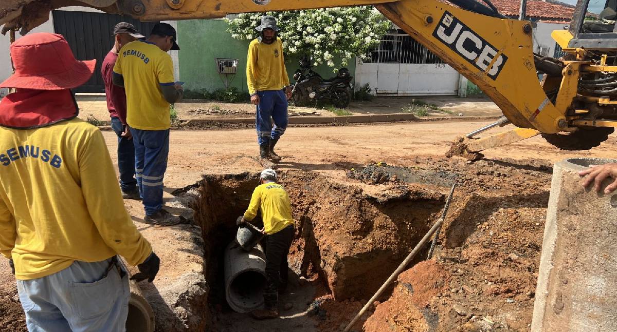 Rua Angico passa por obras de substituição de manilhas quebradas