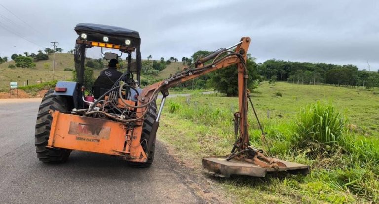 Serviço de roçagem aumenta segurança na RO-481 entre Nova Brasilândia e São Miguel do Guaporé