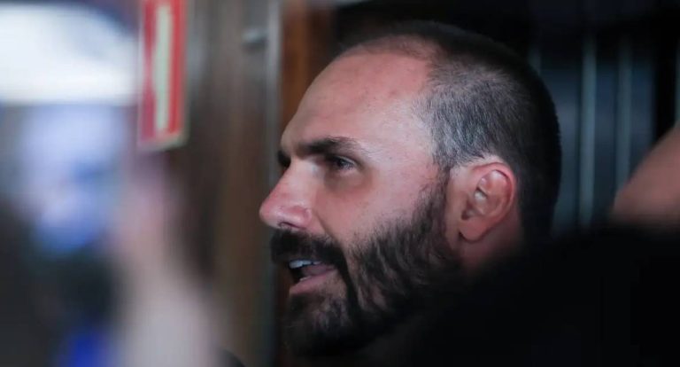 STF forma maioria para tornar Eduardo Bolsonaro réu por coação no curso do processo