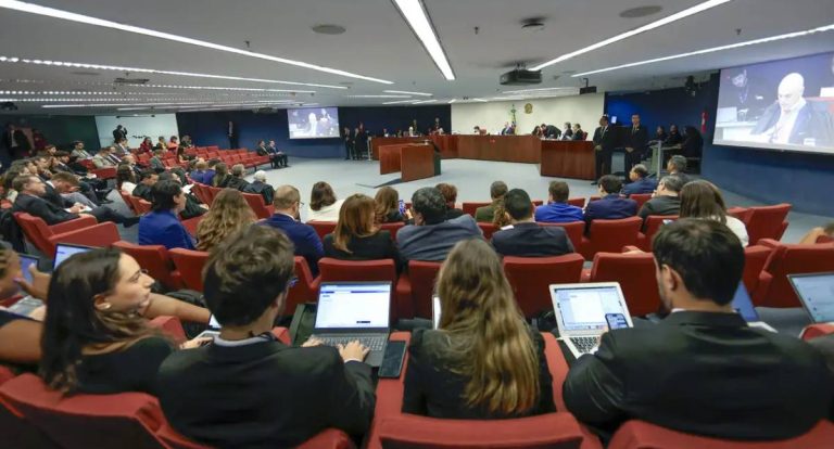 STF suspende julgamento do Núcleo 3 da Trama Golpista após últimas defesas