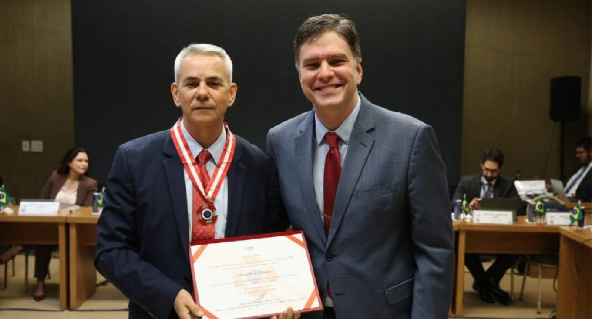Subprocurador-Geral de Justiça Ivanildo de Oliveira recebe Medalha de Honra durante Congresso Nacional do Ministério Público