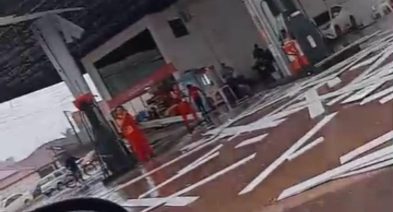Temporal em Porto Velho destrói forro de posto de combustível
