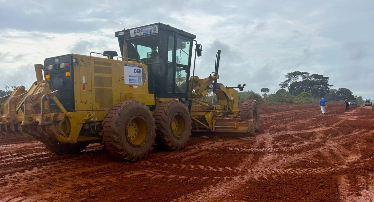 Terraplanagem avança na RO-494 e melhora trafegabilidade na Zona da Mata