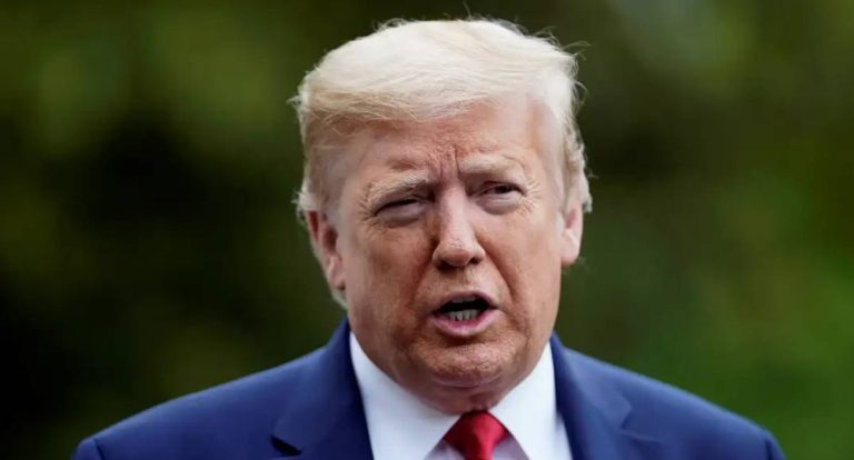 Trump assina lei para divulgar arquivos sobre Jeffrey Epstein