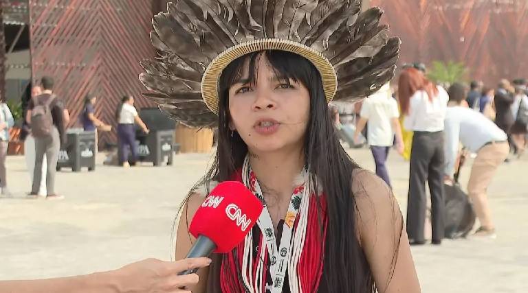 Txai Suruí cobra protagonismo indígena e pressiona negociadores no oitavo dia da COP30