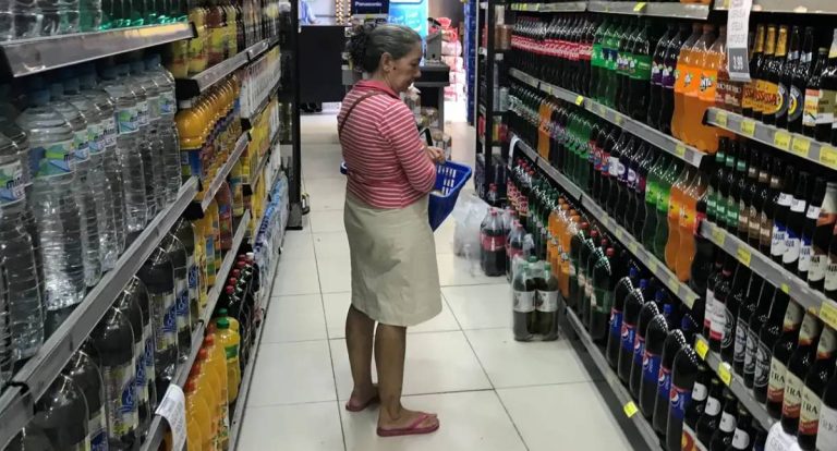 Ultraprocessados já representam 23% da dieta no Brasil e consumo cresceu em 91 de 93 países