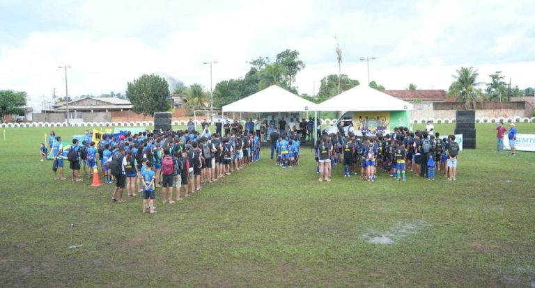 Van para atletas em Extrema prefeitura entrega transporte exclusivo para jovens do projeto Construindo Campeões
