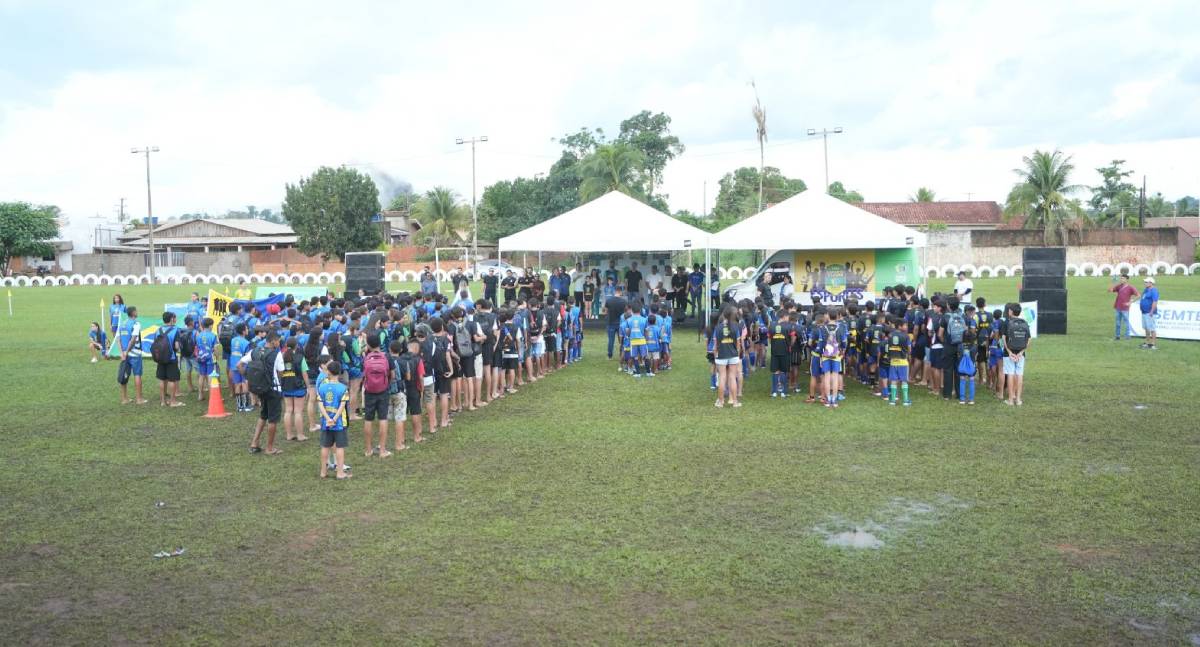 Van para atletas em Extrema prefeitura entrega transporte exclusivo para jovens do projeto Construindo Campeões