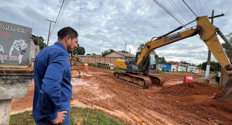Vereador Márcio Pacele acompanha obras de drenagem no bairro Igarapé