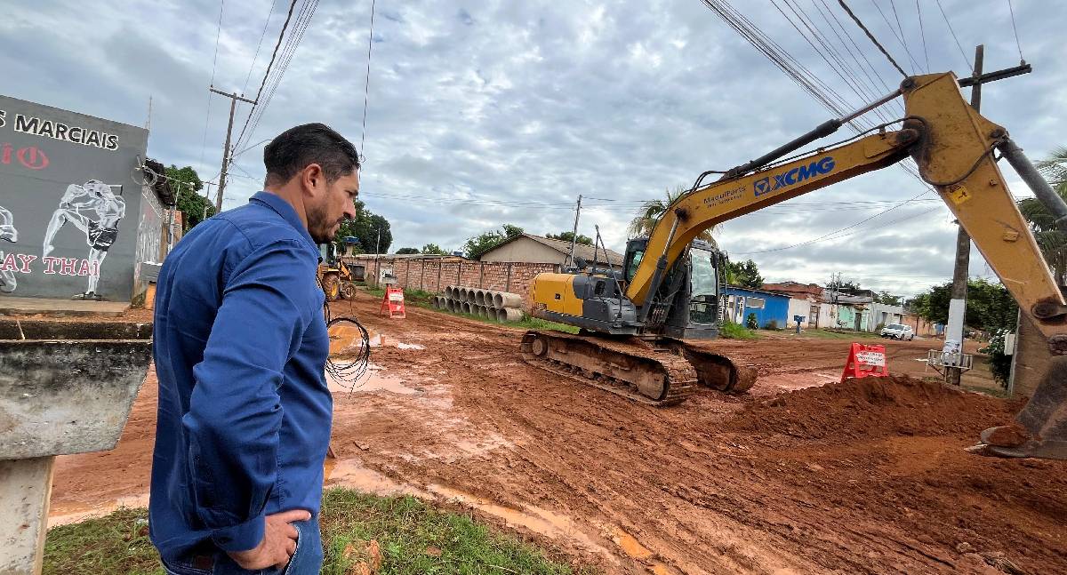 Vereador Márcio Pacele acompanha obras de drenagem no bairro Igarapé