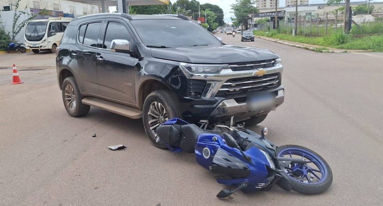 Acidente entre caminhonete e moto resulta em arrastamento de veículo na Avenida 7 de Setembro