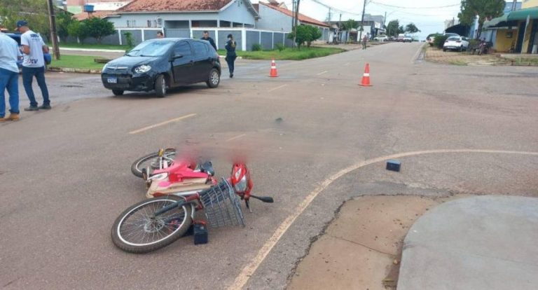 Acidente entre carro e bicicleta elétrica deixa mulher ferida em Rolim de Moura
