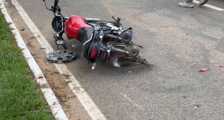 Acidente entre táxi e motocicleta deixa ferido na Avenida Ji-Paraná