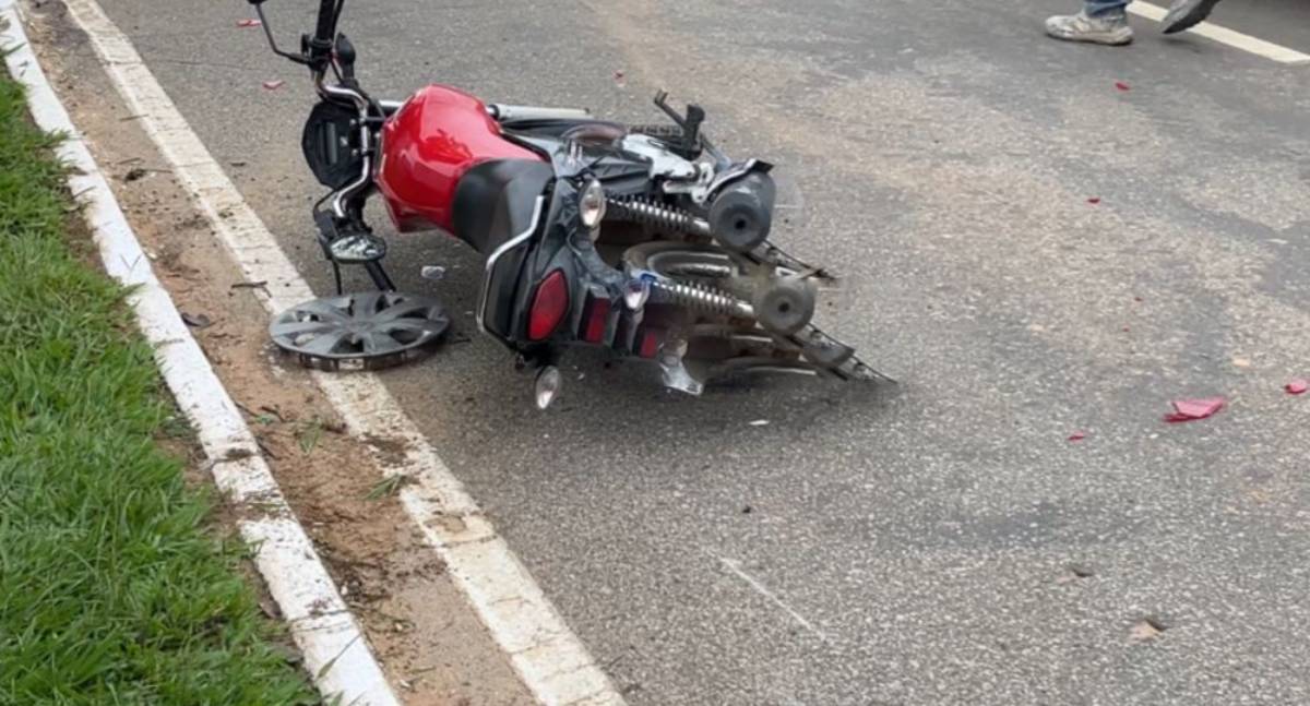 Acidente entre táxi e motocicleta deixa ferido na Avenida Ji-Paraná