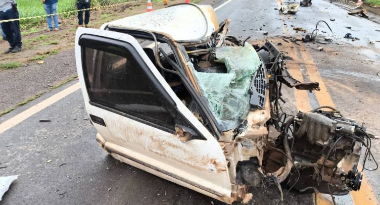 Acidente grave na BR-364 deixa motorista de caminhonete morto