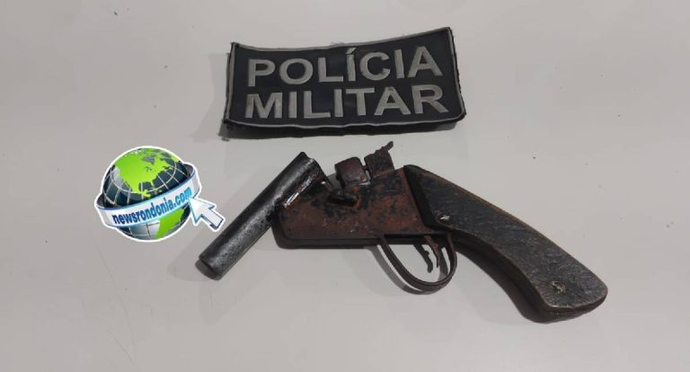 Adolescente é apreendido com arma após perseguição em córrego