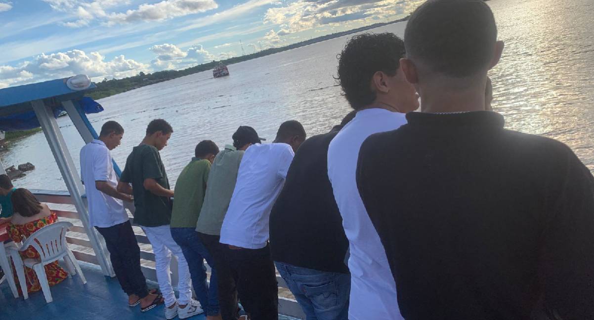 Adolescentes da Casa da Juventude participam de passeio no Rio Madeira