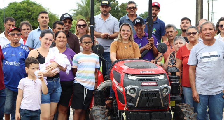 Agricultores de Vale do Anari recebem trator e triturador com recurso de Cláudia de Jesus