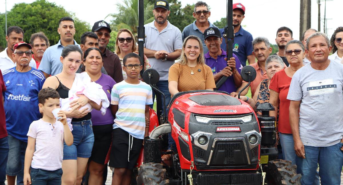 Agricultores de Vale do Anari recebem trator e triturador com recurso de Cláudia de Jesus