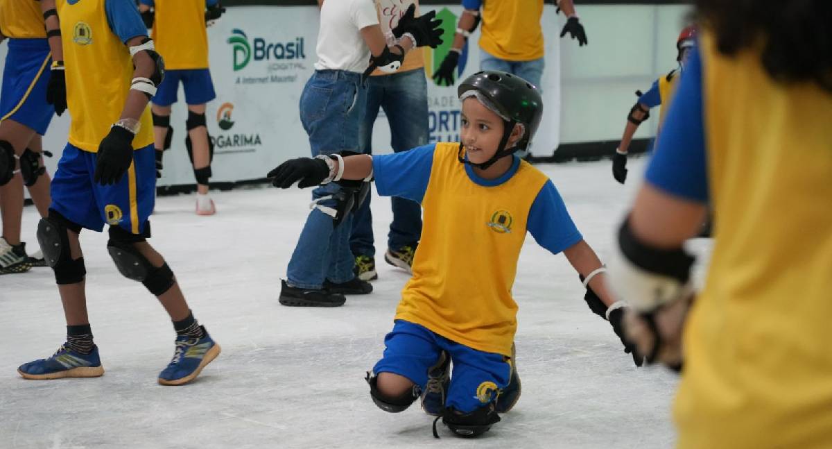 Alunos da rede municipal vivem experiência inédita ao patinar na pista de gelo do Parque da Cidade