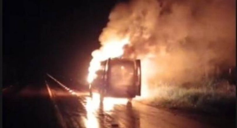 Ambulância pega fogo na RO-479 e paciente é resgatado em Rolim de Moura