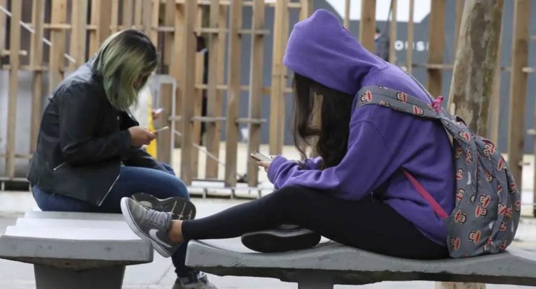 Austrália proíbe o uso de redes sociais por menores de 16 anos em medida pioneira