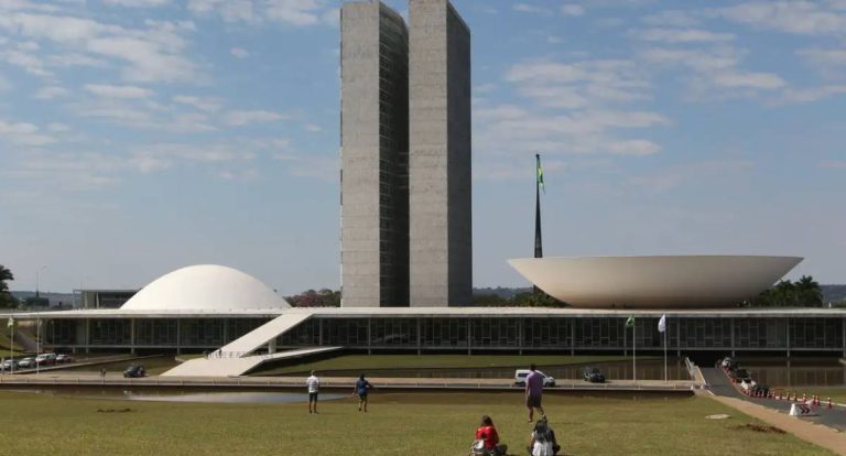 Bancadas da Câmara acionam STF contra projeto que reduz penas do 8 de janeiro
