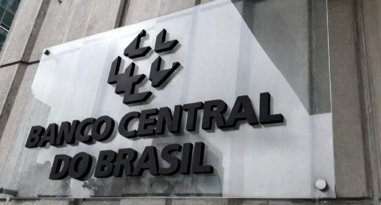 Banco Central desiste de regulamentar Pix parcelado e acende alerta para risco ao consumidor