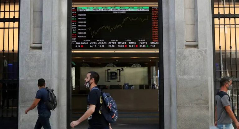 Bolsa bate novo recorde e encosta em 162 mil pontos