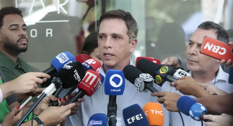 Bolsonaro deve ter alta nesta quinta e retornar à cela na PF