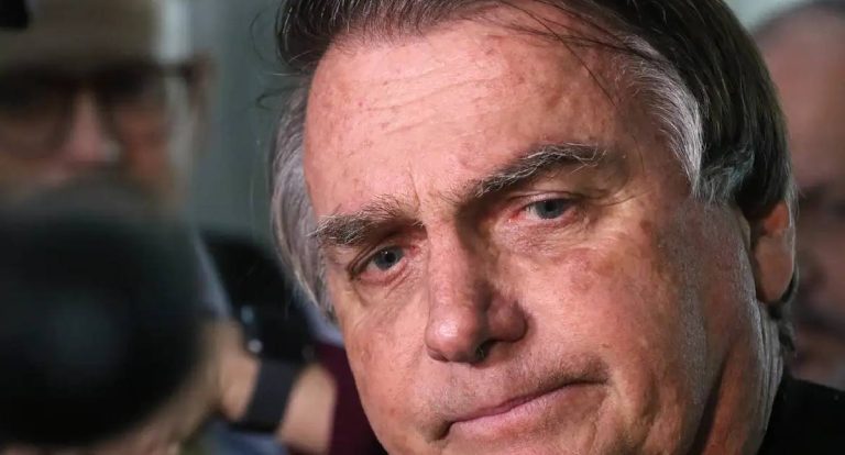Bolsonaro é submetido à cirurgia para tratar hérnia bilateral