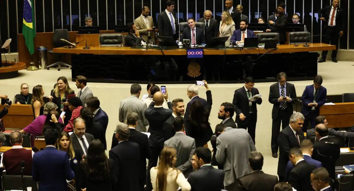 Câmara aprova redução de benefícios fiscais e novos tributos