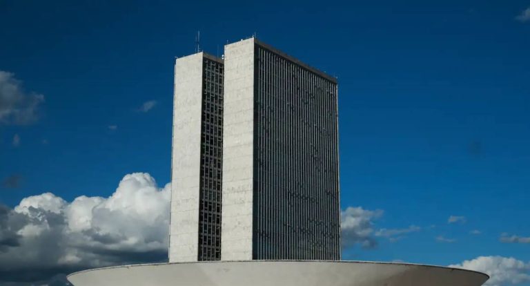 Câmara determina cancelamento de passaportes de Eduardo e Ramagem