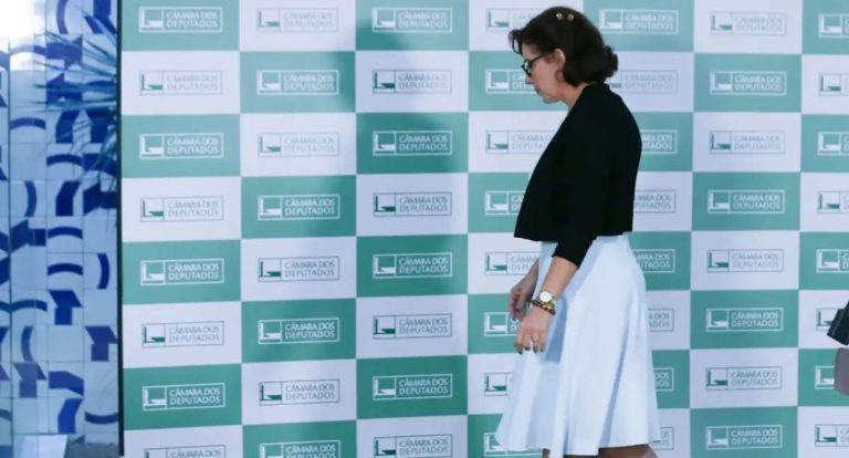 Câmara rejeita cassação de Carla Zambelli mesmo com condenação e prisão