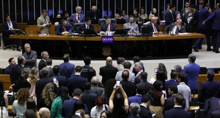 Câmara retoma trabalhos após retirada à força de Glauber Braga