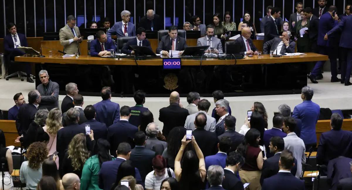 Câmara retoma trabalhos após retirada à força de Glauber Braga