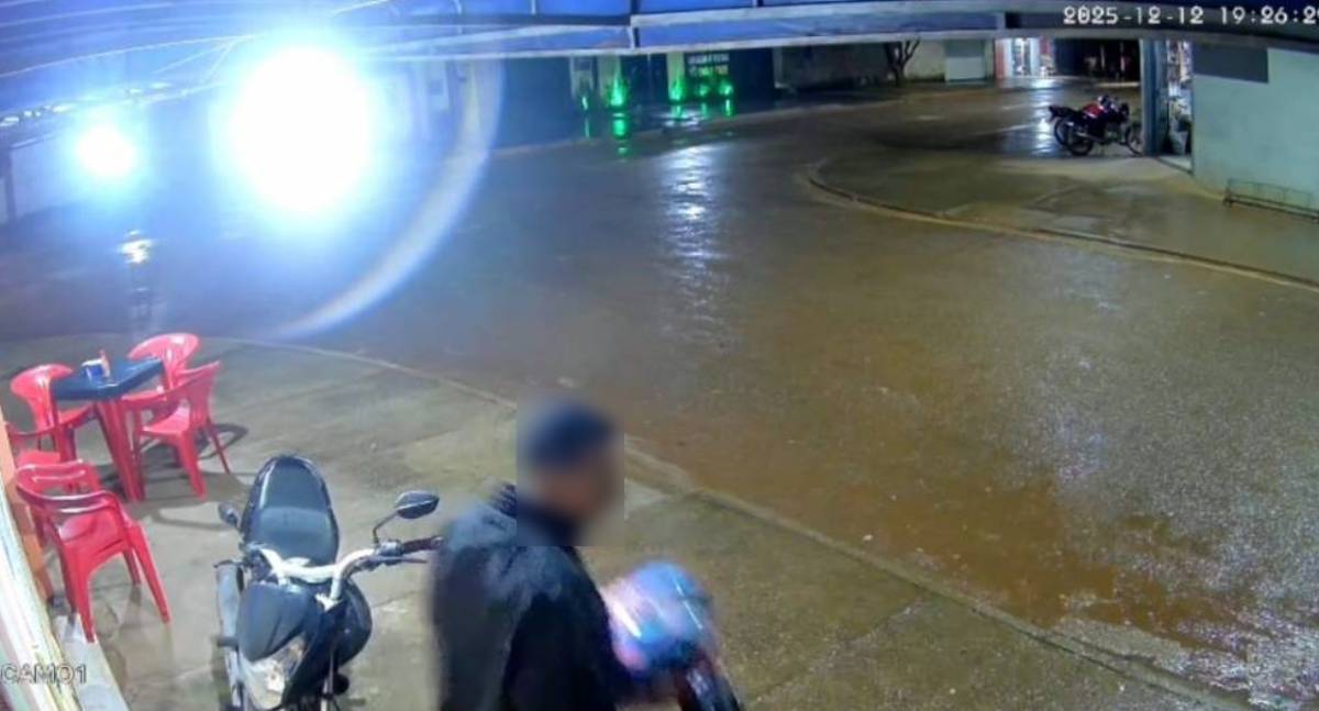 Câmera flagra jovem furtando capacete de moto estacionada em Vilhena