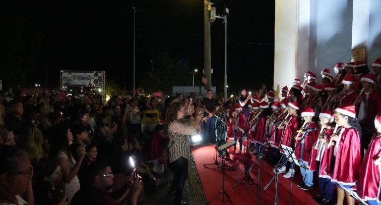 Cantata Natalina reúne milhares de moradores no Prédio do Relógio